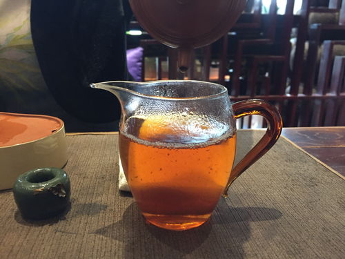 普洱茶别再掰碎了泡，瞧瞧这个正确的泡法，茶汤香醇味更浓